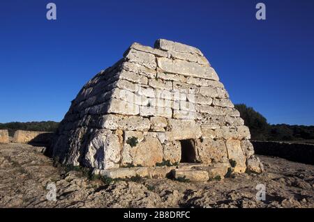 La NAVETA d´es Tudons, o NAVETA di es Tudons, è la tomba da camera megalitica più notevole nell'isola delle Baleari di Minorca, Spagna. Foto Stock