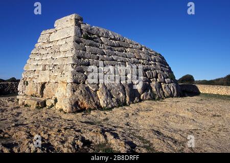 La NAVETA d´es Tudons, o NAVETA di es Tudons, è la tomba da camera megalitica più notevole nell'isola delle Baleari di Minorca, Spagna. Foto Stock