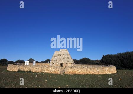 La NAVETA d´es Tudons, o NAVETA di es Tudons, è la tomba da camera megalitica più notevole nell'isola delle Baleari di Minorca, Spagna. Foto Stock