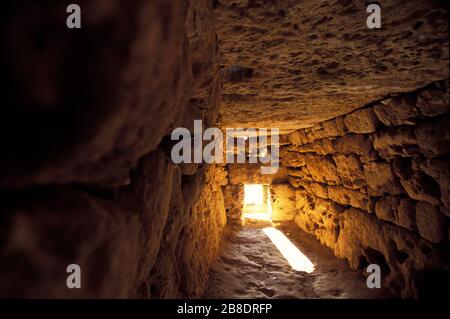 All'interno della NAVETA d´es Tudons, o NAVETA di es Tudons, è la più notevole tomba da camera megalitica nell'isola delle Baleari di Minorca, Spagna. Foto Stock