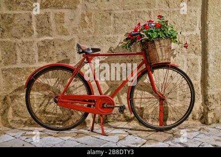 È venuto attraverso questa bella bici la sera in Puglia regione Foto Stock