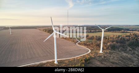 Vista del drone aereo dell'energia dell'impianto eolico. Tema elettrico alternativo Foto Stock