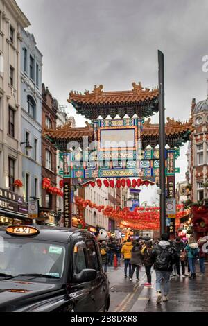 LONDRA, Regno Unito - 20 marzo 2020: Chinatown con persone non identificate in un giorno di pioggia. Chinatown e' parte dell'area di Soho con una gamma di ristoranti Cinesi Foto Stock