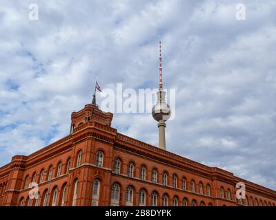 Berlino, Germania - 2019, 13 ottobre - il famoso red town hall e la Berlino torre della TV Foto Stock
