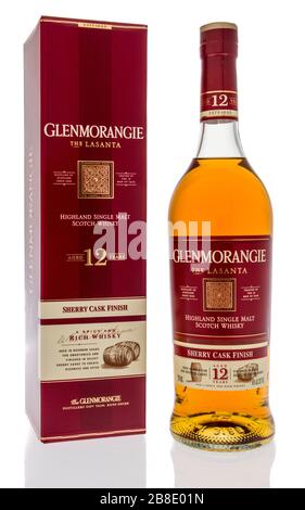 Winneconne, WI - 20 marzo 2020: Una bottiglia di whisky Glenmorangie Scotch su uno sfondo isolato. Foto Stock