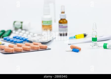 Pillole e farmaci. Medicina, capsule in blister, compresse, iniezione, siringa e ago. Close-up di vari farmaci Foto Stock