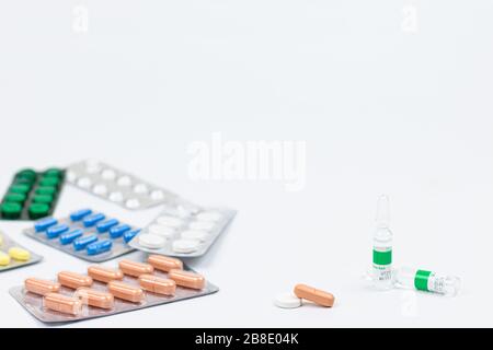 Pillole e farmaci. Medicina, capsule in blister, compresse, iniezione, siringa e ago. Close-up di vari farmaci Foto Stock