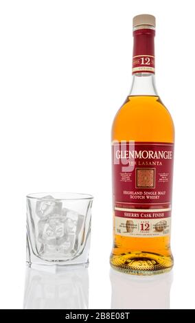 Winneconne, WI - 20 marzo 2020: Una bottiglia di whisky Glenmorangie Scotch con un bicchiere di ghiaccio su un fondo isolato. Foto Stock