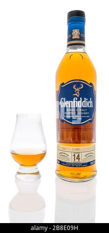 Winneconne, WI - 20 marzo 2020: Una bottiglia di whisky Glenfiddich Scotch con un bicchiere glencairn su uno sfondo isolato. Foto Stock