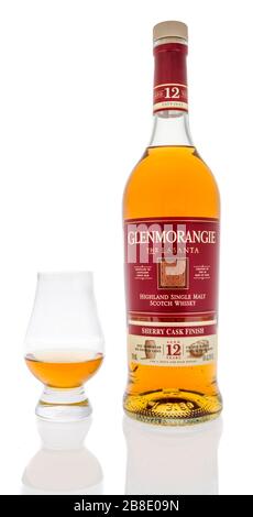 Winneconne, WI - 20 marzo 2020: Una bottiglia di whisky Glenmorangie Scotch con vetro glencairn su sfondo isolato. Foto Stock