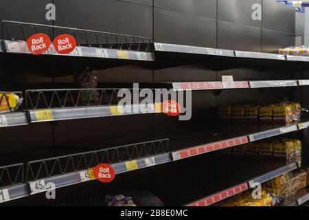 Scaffali vuoti supermercato a causa di panico acquisto durante l'epidemia di coronavirus. Covid 19. Ripiano per il pane Foto Stock