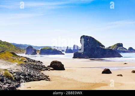 Sabbia e onde su Gold Beach vicino Cave Rock sulla costa occidentale dell'oceano Pacifico, Oregon Foto Stock