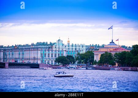 Winter Palace o Zimnij dvorets a San Pietroburgo sul fiume Neva, Russia vista dall'imbarco dell'Università Foto Stock