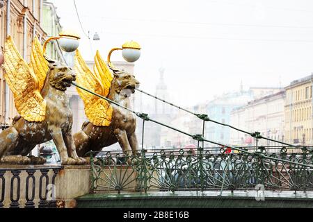 Due Griffins sul ponte della Banca che attraversa il canale di Griboedov vicino all'ex assegnazione bancaria a San Pietroburgo, Russia Foto Stock