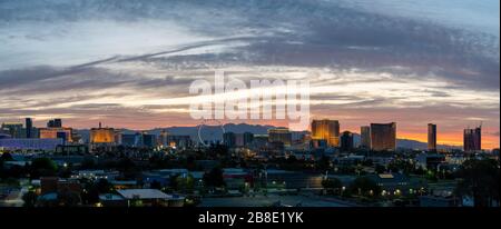 USA, Nevada, Clark County, Las Vegas. Un panorama dei casinò, degli hotel e della ruota panoramica sullo strip. Foto Stock