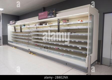 Londra, Regno Unito. 21 Mar 2020. Foto scattata il 21 marzo 2020 mostra scaffali quasi vuoti di un supermercato a Londra, Regno Unito. A partire dalle 9.m. (0900GMT) Sabato 72,818 persone sono state testate in Gran Bretagna, di cui 67,800 sono state confermate negative e 5,018 sono state confermate positive. nel paese sono morti 233 pazienti che hanno avuto un esito positivo per il virus. Credit: Xinhua/Alamy Live News Foto Stock