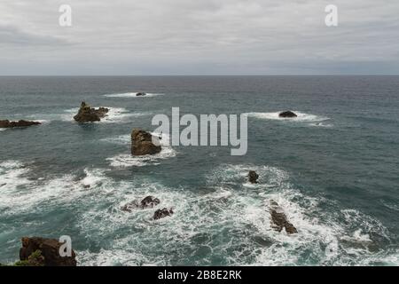 Vista sulle onde e sulla scogliera di Los Galiones vicino alla spiaggia di Roque de Las Bodegas nella zona di Taganana, Tenerife Island, Spagna Foto Stock