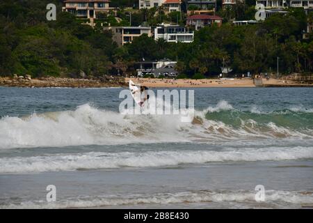 Un surfista in azione a Manly Beach a Sydney Foto Stock