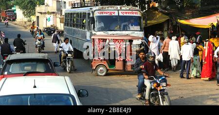 Ranthambhore, India - 10 novembre 2019: Tuk tuk parcheggiato di fronte all'autobus Foto Stock