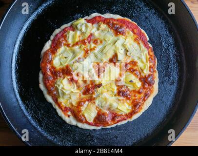 Pizza in ghisa Foto Stock