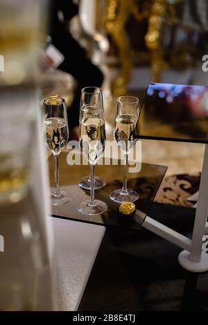 Primo piano di molti bicchieri di champagne fresco sul tavolo del bar. Concetto di festa e festa Foto Stock