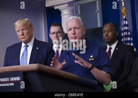 Washington, Stati Uniti. 21 Mar 2020. L'Ammiraglio Brett Giroir, Segretario aggiunto degli Stati Uniti per la Salute fa osservazioni sulla crisi di Coronavirus nella Sala di Briefing della Stampa Brady della Casa Bianca a Washington, DC Sabato, 21 marzo 2020. Da sinistra a destra: Il Presidente DEGLI STATI UNITI Donald J. Trump; Pete Gaynor, Amministratore, Agenzia federale di gestione delle emergenze (FEMA); ADM. Giroir; e il Segretario degli Stati Uniti per l'edilizia abitativa e lo sviluppo urbano (HUD) ben Carson. Foto di Stefani Reynolds/UPI Credit: UPI/Alamy Live News Foto Stock