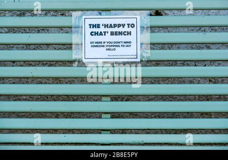 Empty Happy to Chat Bench durante la pandemia di allontanamento sociale di Coronavirus, Portobello Promenade, Edimburgo, Scozia, Regno Unito Foto Stock