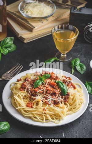 Spaghetti con ragù alla bolognese, parmigiano e basilico Foto Stock