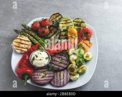 verdure grigliate salsa bianca asparagi, zucchine, pepe, cipolla, pomodori Foto Stock