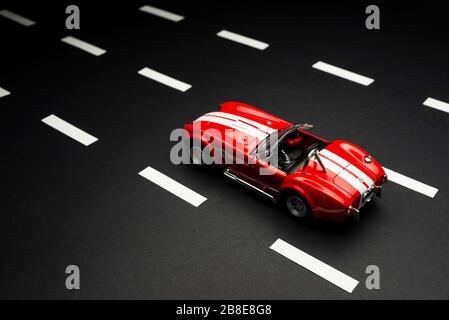 Izmir, Turchia - 28 luglio 2019: Vista dall'alto e dal retro di una Red Ford Shelby 427 Cobra Toy auto su strada asfaltata con corsie stradali. Foto Stock