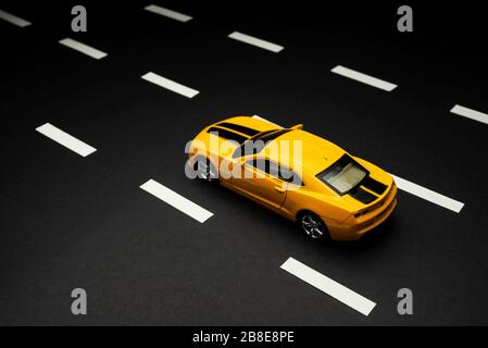 Izmir, Turchia - 28 luglio 2019: Vista dall'alto e dal retro di una Chevrolet Camaro Gialle sportiva con due porte e strisce nere su una strada asfaltata con Foto Stock