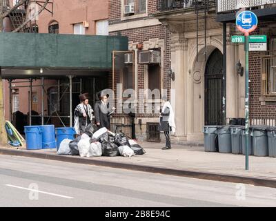 New York, NY - 21 marzo 2020: Uomini ebrei Hasidic Satmar camminano per le strade durante lo scoppio di Coronavirus nel quartiere di Williamsburg a Brooklyn Foto Stock