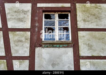 Tradizionale casa a graticcio facciata in Germania. Tipico esempio disabitato di vandalismo. Foto Stock