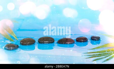 Ciottoli Zen in acqua blu Foto Stock