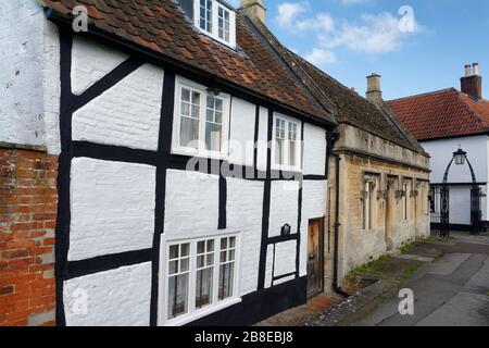 Cottage del 17 ° secolo Tower Lee & 19 ° secolo cottage e porte a Churchyard, St John's Walk, Devizes, Wiltshire, Regno Unito Foto Stock