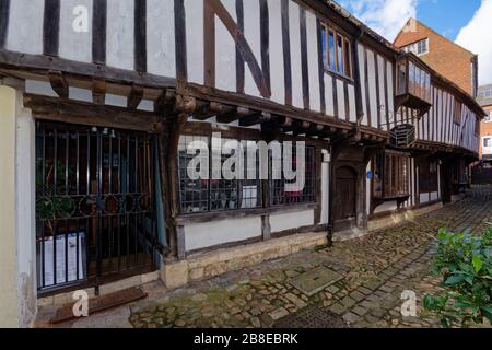 St John's Alley, Devizes, Wiltshire, UK Grade II ha elencato negozi del XVI secolo Foto Stock