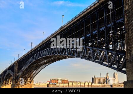 Ponte dell'Arco di St Louis Missouri e ferrovia sul fiume Mississippi Foto Stock