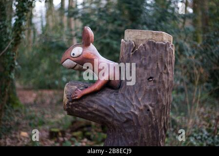 Il ritratto di scultura di legno di scoiattolo di Gruffalo nei boschi a Westonbirt Arboretum, Tetbury, Gloucestershire, Inghilterra di David Lucas (sculture di Lucas) Foto Stock