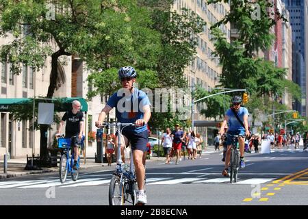 La folla di corridori, ciclisti e pedoni si diverte a prendere Park Avenue a Midtown durante il festival Summer Streets, Manhattan, il 3 AGOSTO 2019 a NE Foto Stock