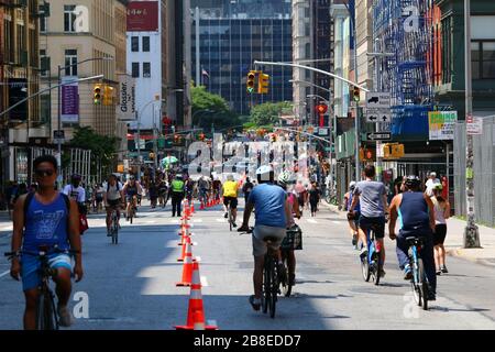 La folla di corridori, ciclisti e pedoni si diverte a visitare Lafayette Street a SoHo durante il festival Summer Street, Manhattan, il 3 AGOSTO 2019 Foto Stock