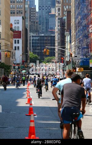 La folla di corridori, ciclisti e pedoni si diverte a visitare Lafayette Street a SoHo durante il festival Summer Street, Manhattan, il 3 AGOSTO 2019 Foto Stock