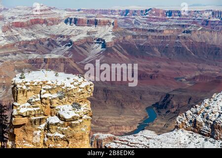 Grand Canyon, a Moran Point dopo la tempesta invernale. Vicino formazioni rocciose coperte di neve. Fiume Colorad sottostante. Foto Stock