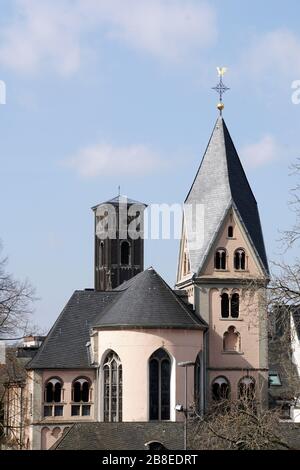 Romanische Kirche St. Maria in Lyskirchen, im Hintergrund der Kirchturm der evangesischen Trinitatiskirche, Köln, Nordrhein-Westfalen, Deutschland Foto Stock