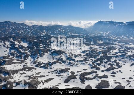 Paesaggio montano innevato sulla montagna di Psiloritis (Ida), Creta, Grecia Foto Stock