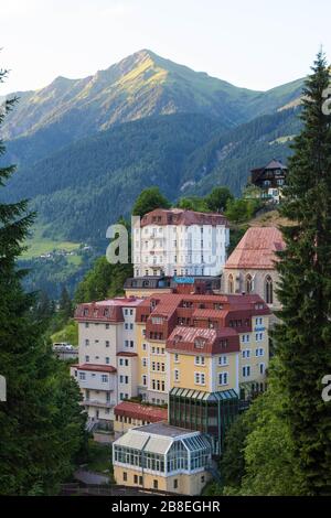 Case nella città di Bad Gastein nelle Alpi austriache Foto Stock