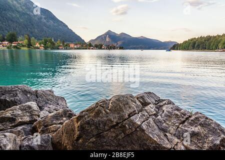 Il Walchensee nelle Alpi Bavaresi Foto Stock