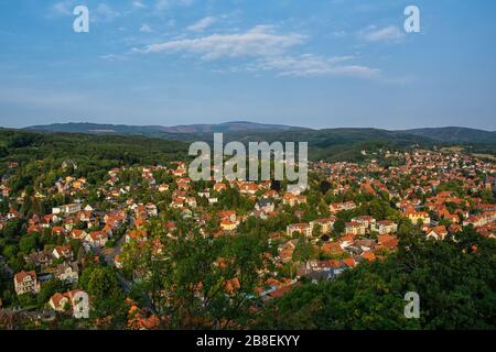 Vista di Wernigerode sulle montagne Harz Foto Stock