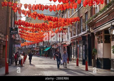 21 marzo 2020-Soho, Londra, Inghilterra: Due persone indossano maschere facciali in una Chinatown deserta durante la pandemia di Coronavirus Foto Stock
