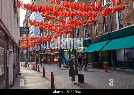 21 marzo 2020 - Soho, Londra, Inghilterra: Un uomo che indossa una maschera facciale in una Chinatown deserta durante la pandemia di Coronavirus Foto Stock