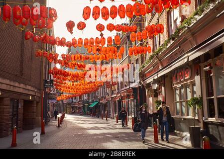 21 marzo 2020-Soho, Londra, Inghilterra: Due persone indossano maschere facciali a Chinatown durante la pandemia di Coronavirus Foto Stock